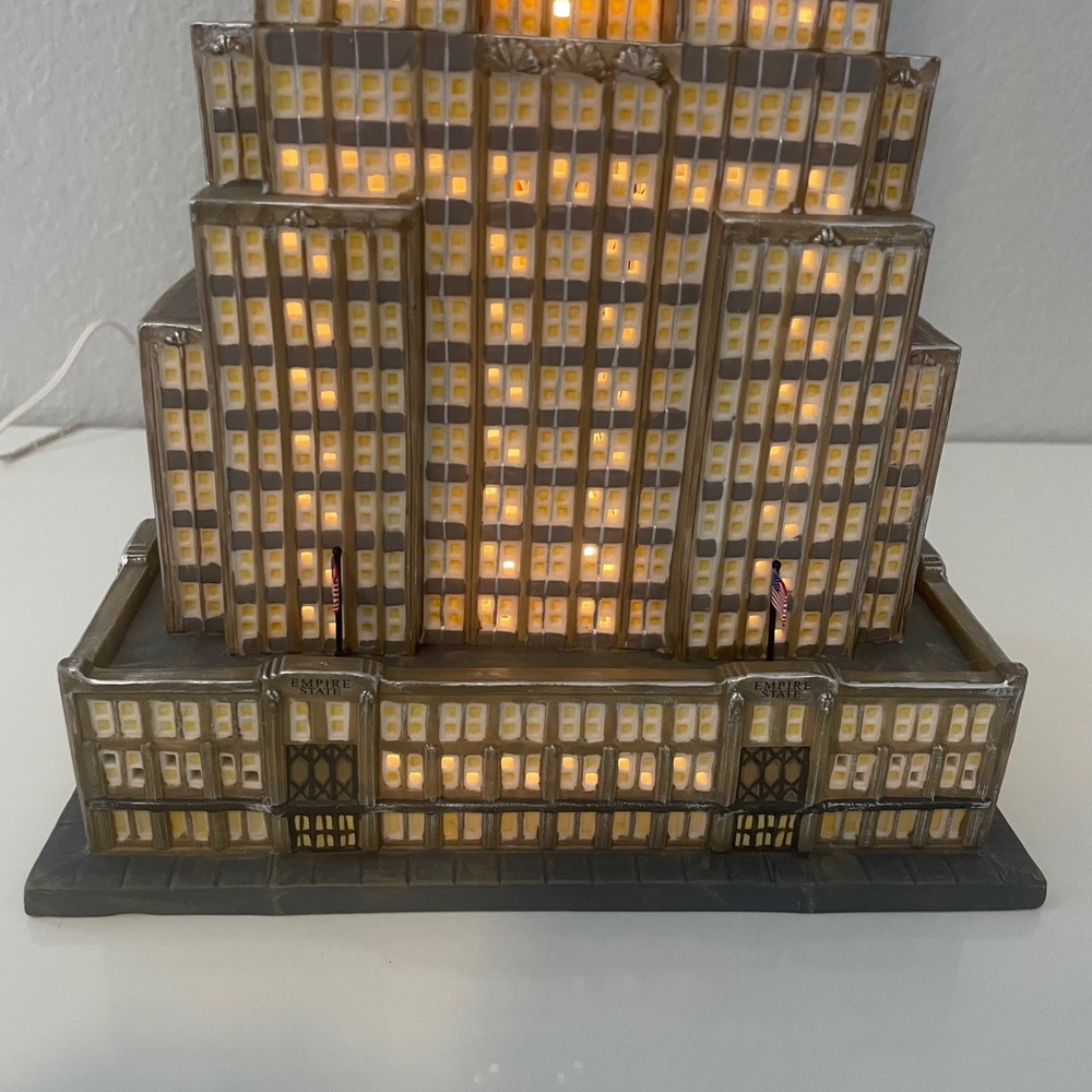 Department 56 Empire State Building Christmas in the City 56-59207 Works Flags - Picture 3 of 12